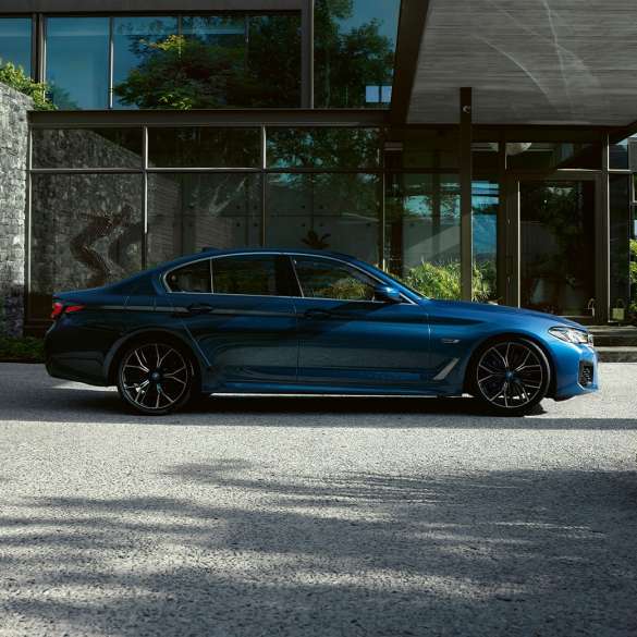 Exterior THE 5 G30 THE 5 G30 Facelift 2020 Phytonic Blue side view parked