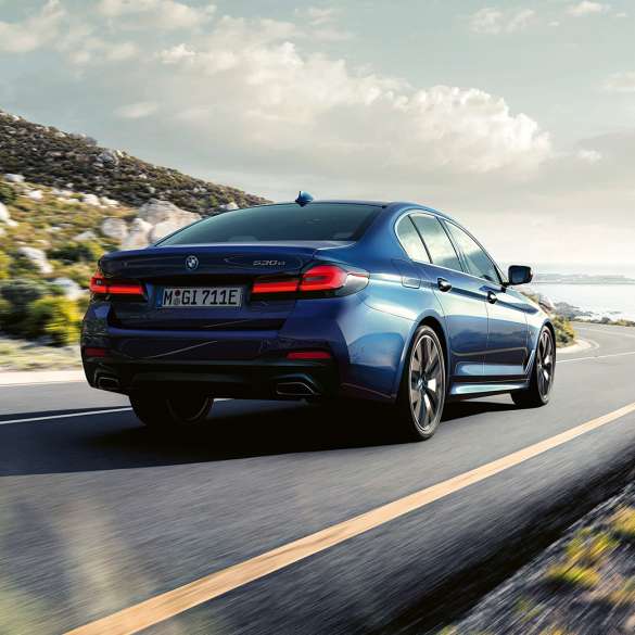 Driving dynamics THE 5 G30 Driving dynamics THE 5 G30 Phytonic Blue three-quarter rear view driving