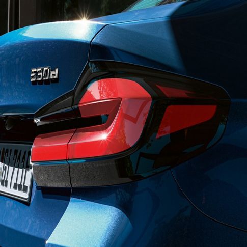 3D shaped rear lights THE 5 G30 3D shaped rear lights THE 5 G30 Facelift 2020 Phytonic Blue close-up rear