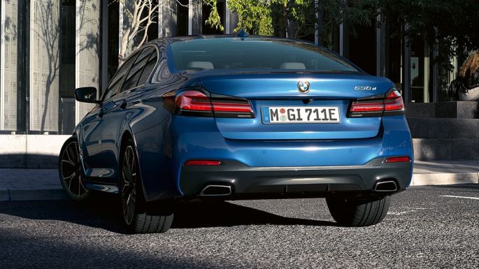 Rear apron THE 5 G30 Free-form exhaust pipes THE 5 G30 Facelift 2020 Phytonic Blue close-up rear