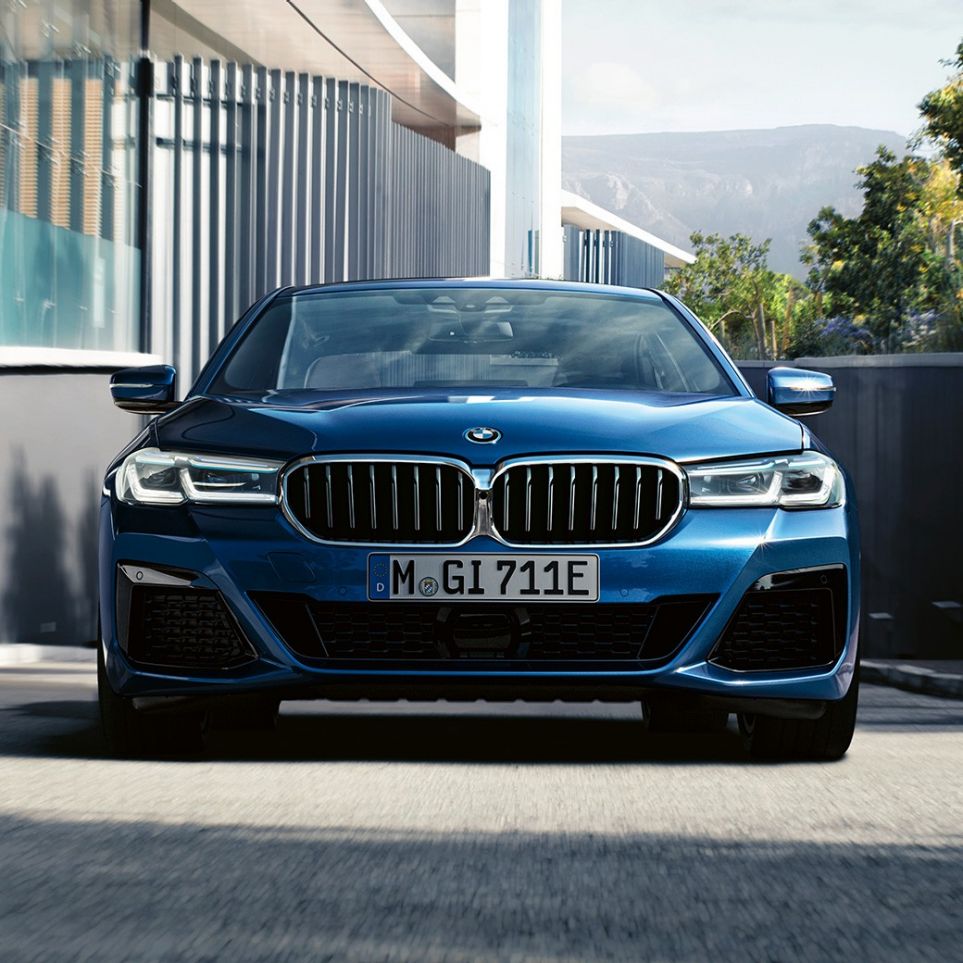 Double kidney grille and front apron THE 5 G30 Double kidney grille and front apron THE 5 G30 Facelift 2020 Phytonic Blue close-up front