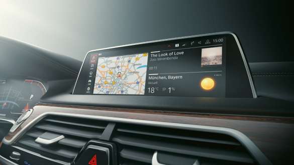 BMW 7 Series Sedan: BMW Operating System 7.0 BMW 7 Series Sedan: display showing BMW Operating System 7.0