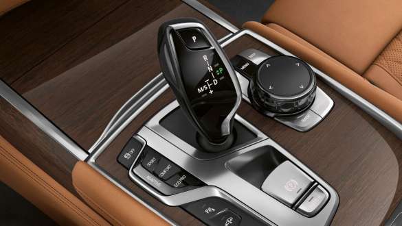 BMW 7 Series Sedan: BMW Operating System 7.0 BMW 7 Series Sedan: display showing BMW Operating System 7.0