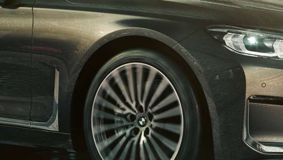 BMW 7 Series Sedan: BMW Operating System 7.0 BMW 7 Series Sedan: display showing BMW Operating System 7.0