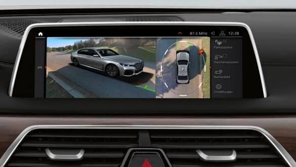 BMW 7 Series Sedan: Parking Assistant Plus BMW 7 Series Sedan: display showing Parking Assistant Plus