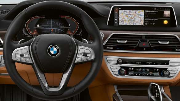 BMW 7 Series Sedan: BMW Live Cockpit Professional BMW 7 Series Sedan: display showing BMW Live Cockpit Professional