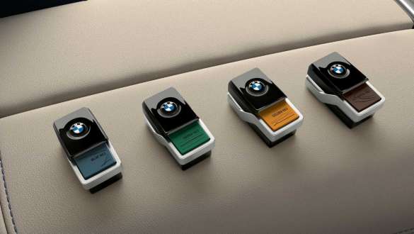 BMW 7 Series Sedan: BMW Operating System 7.0 BMW 7 Series Sedan: display showing BMW Operating System 7.0