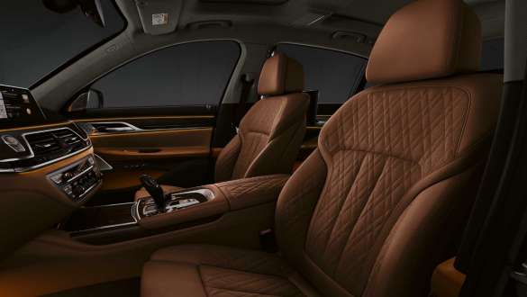 BMW 7 Series Sedan: BMW Operating System 7.0 BMW 7 Series Sedan: display showing BMW Operating System 7.0