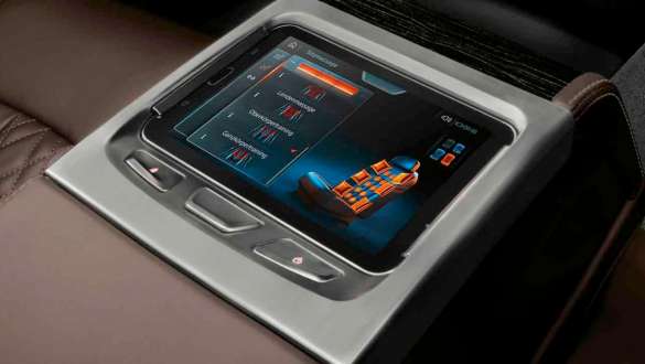 BMW 7 Series Sedan: Parking Assistant Plus BMW 7 Series Sedan: display showing Parking Assistant Plus