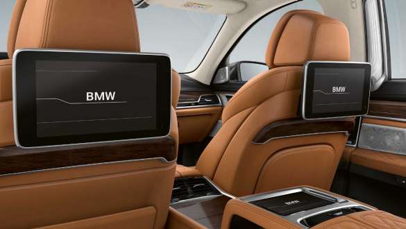 BMW 7 Series Sedan: BMW Live Cockpit Professional BMW 7 Series Sedan: display showing BMW Live Cockpit Professional