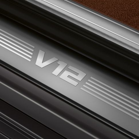 BMW entry sill with V12 lettering BMW M760Li xDrive: close-up of the entry sill with V12 lettering