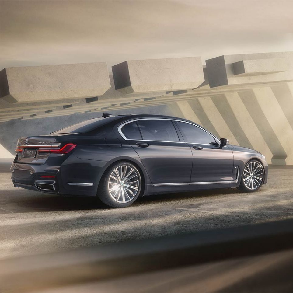 BMW Individual 7 Series Sedan, birds-eye perspective BMW Individual 7 Series Sedan in red in birds-eye perspective