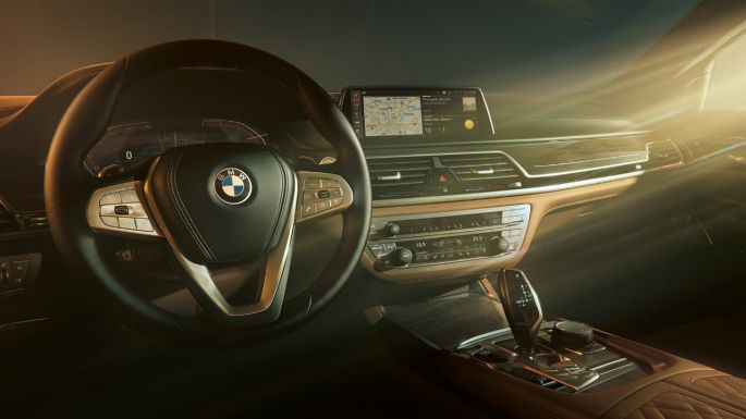 BMW 7 Series Sedan: Microsoft Office 365 BMW 7 Series Sedan: Microsoft Office 365 on Control Display