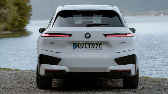 BMW iX i20 electric SUV rear view BMW iX electric SUV Aventurin Red i20 rear view