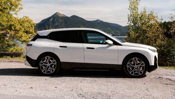 BMW iX i20 electric SUV side view BMW iX electric SUV Aventurin Red i20 side view