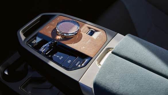 BMW iX i20 electric SUV cockpit interior design Suite Castanea Minimalist interior design.