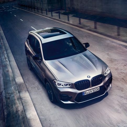 BMW X3 M, bird’s eye view. BMW X3 M in Donington Grey metallic, exterior, bird’s eye view of front.