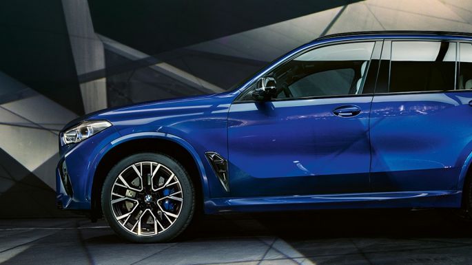 BMW X5 M Competition side view BMW X5 M Competition with M light alloy wheels F95 Marina Bay Blue metallic side view