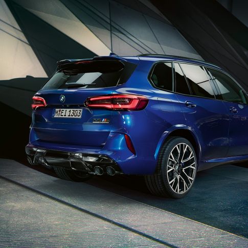 BMW X5 M Competition three-quarter rear view BMW X5 M Competition with M Sport exhaust system F95 Marina Bay Blue metallic three-quarter rear view