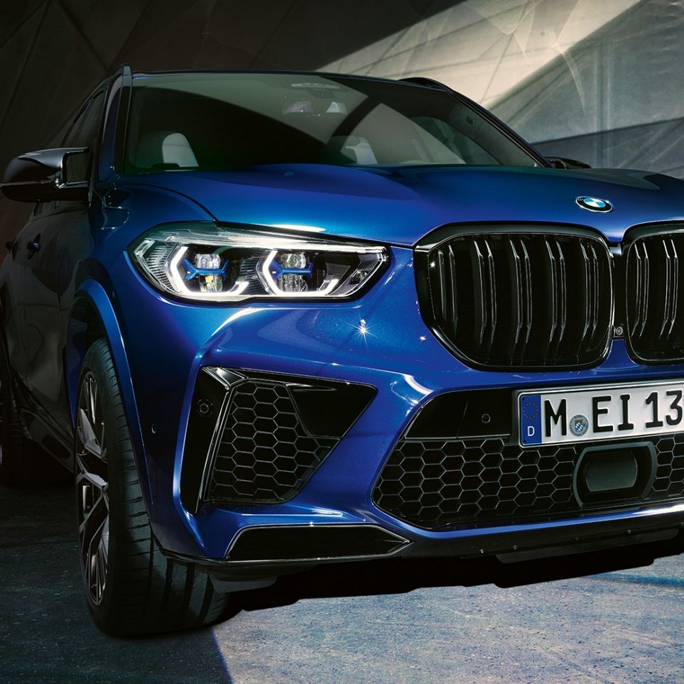 M double kidney grille BMW X5 M Competition M double kidney grille BMW X5 M Competition F95 Marina Bay Blue metallic close-up front