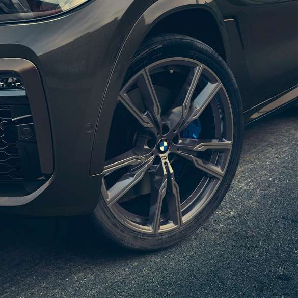 22“ M light alloy wheels. Close-up view of the 22“ M light alloy wheels.