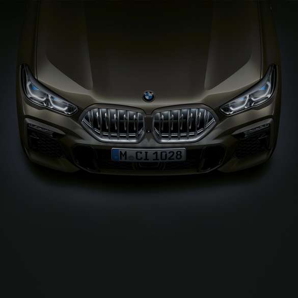 BMW X6 front. Close-up view of the BMW X6 front with BMW kidney grille ‘Iconic Glow’ from a bird's eye view.