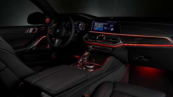 Cockpit with view of ambient light. BMW X6 cockpit with view of 12,3“ on ambient light.