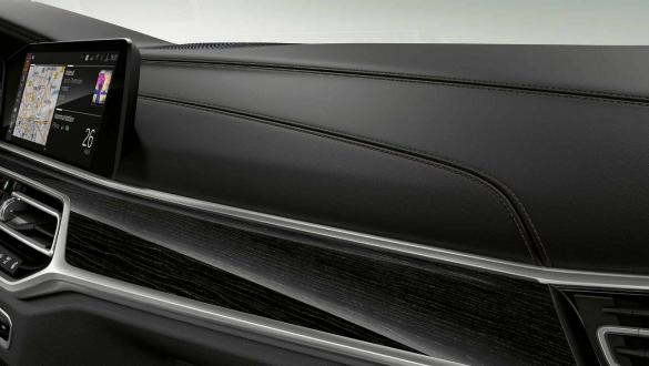 CraftedClarity glass application Close-up of the BMW X7 CraftedClarity glass application