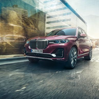 BMW Individual X7 40i xDrive, three-quarter front view Driving BMW X7 in Ametrin metallic from the three-quarter front view