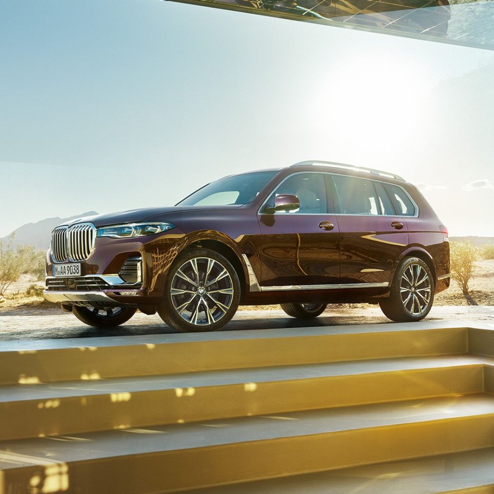 BMW Individual X7 xDrive40i, bird’s eye perspective BMW X7 in Ametrin Metallic standing from the bird’s eye perspective