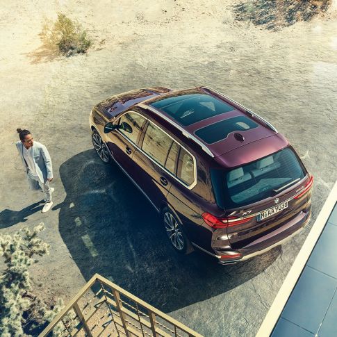 BMW Individual X7 xDrive40i, side perspective BMW X7 in Ametrin Metallic standing from the side perspective