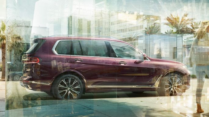 BMW Individual X7 40i xDrive, side view Standing BMW X7 in Ametrin metallic in side view