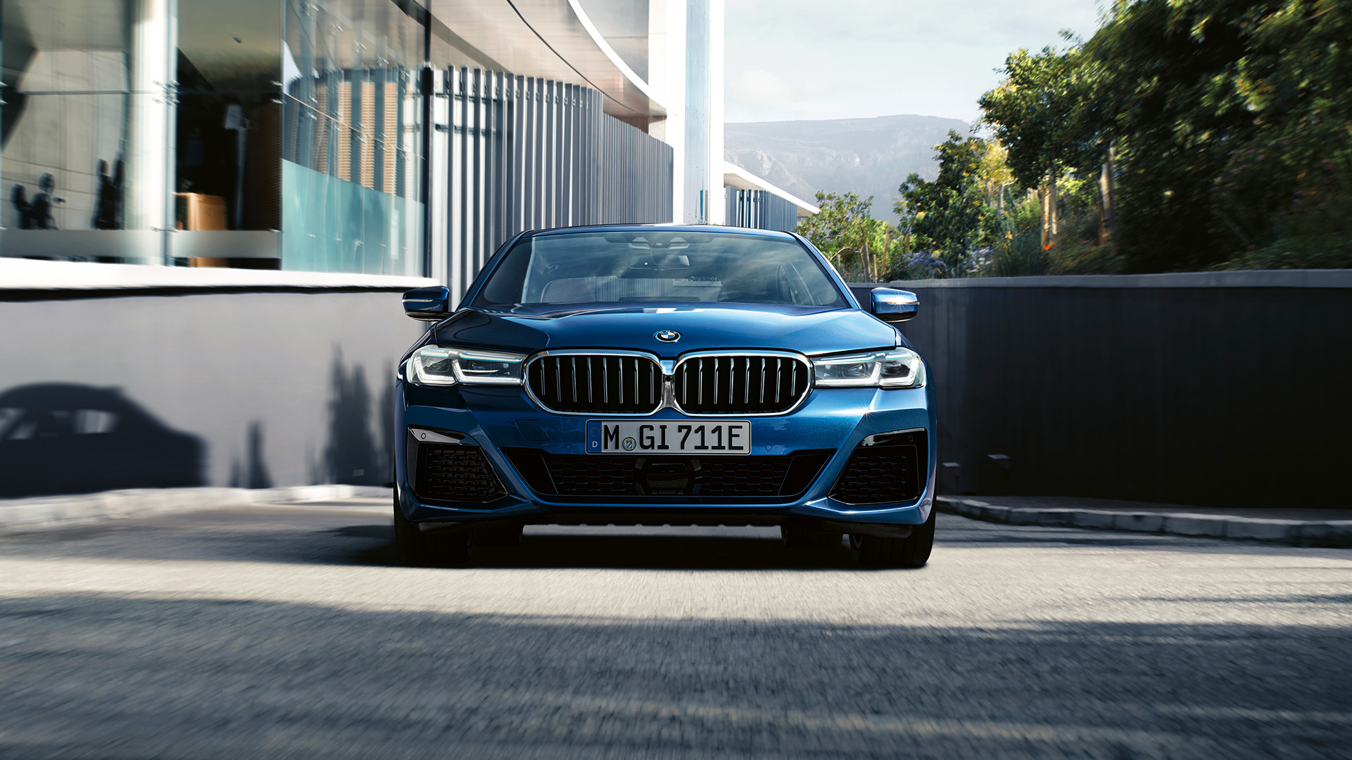 Double kidney grille and front apron THE 5 G30 Double kidney grille and front apron THE 5 G30 Facelift 2020 Phytonic Blue close-up front