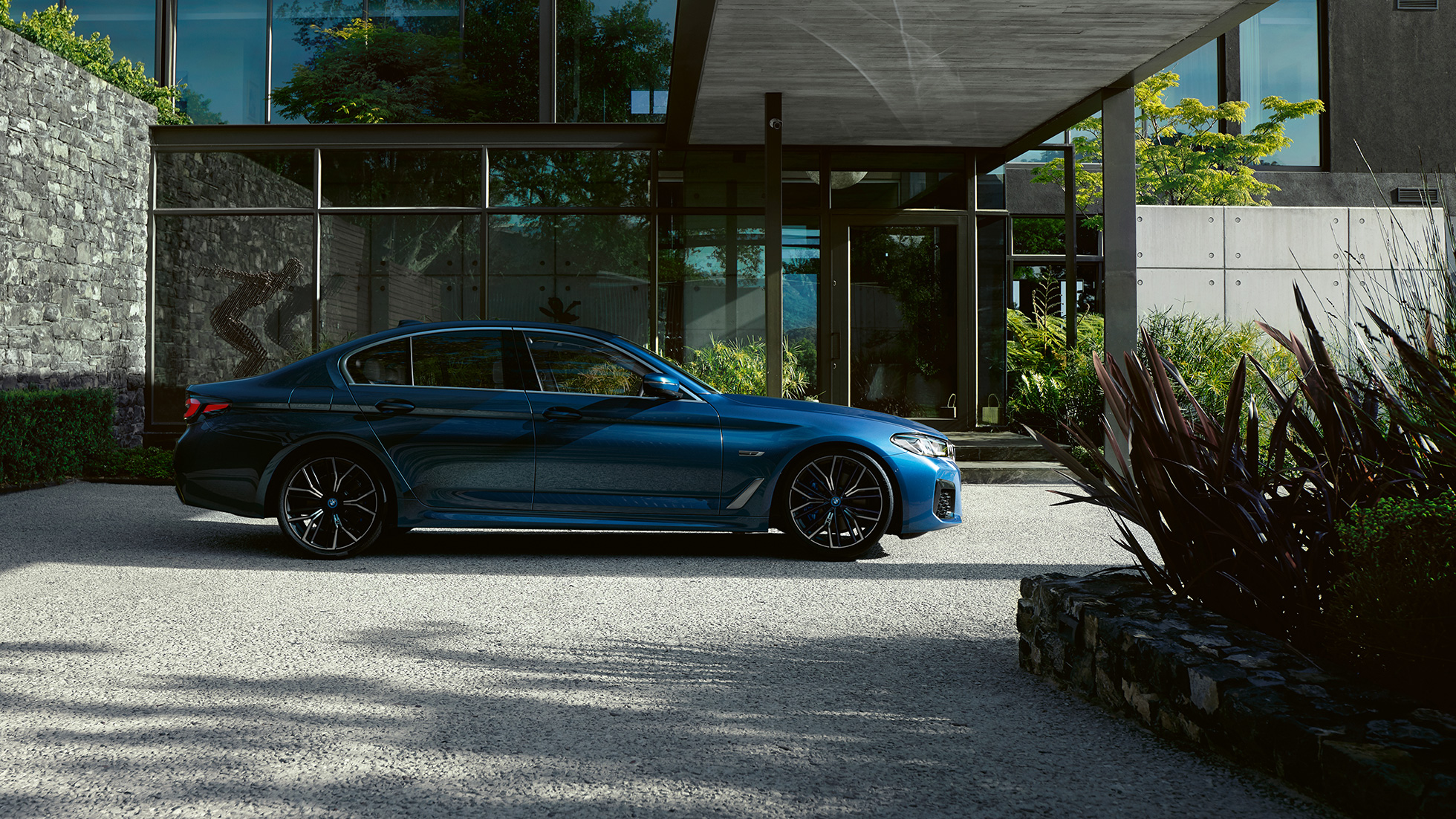 Exterior THE 5 G30 THE 5 G30 Facelift 2020 Phytonic Blue side view parked