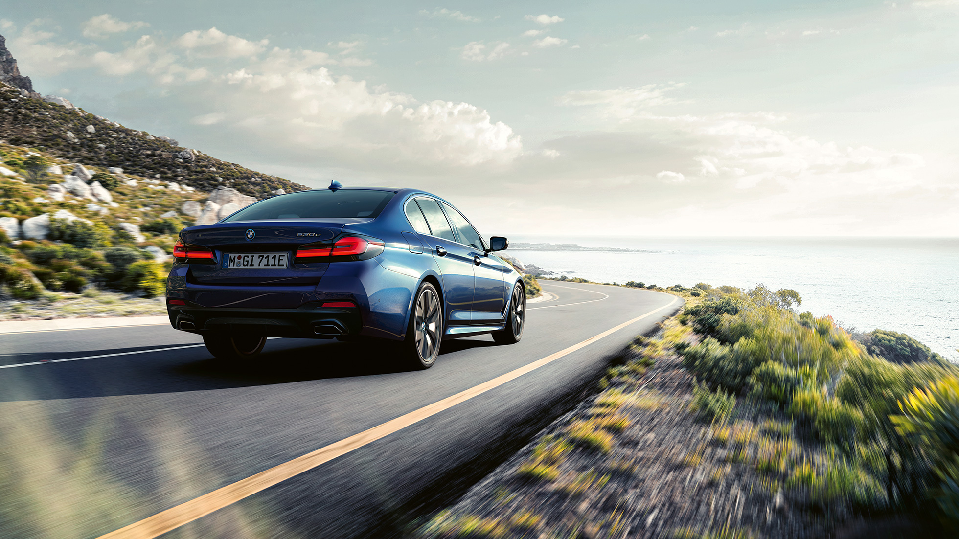 Driving dynamics THE 5 G30 Driving dynamics THE 5 G30 Phytonic Blue three-quarter rear view driving
