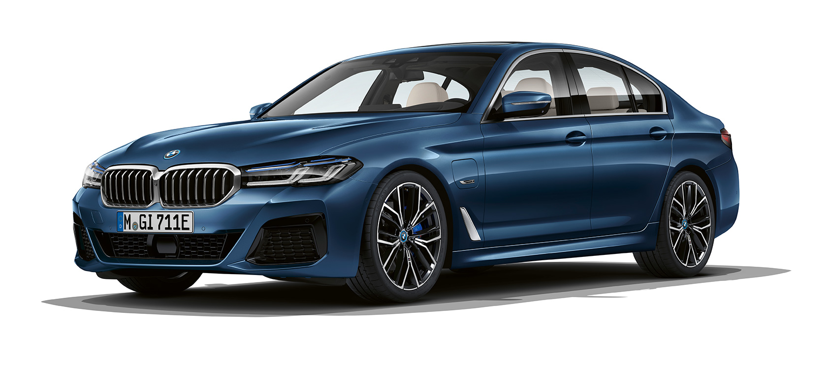 THE 5 G30 standing THE 5 G30 Facelift 2020 three-quarter front view standing