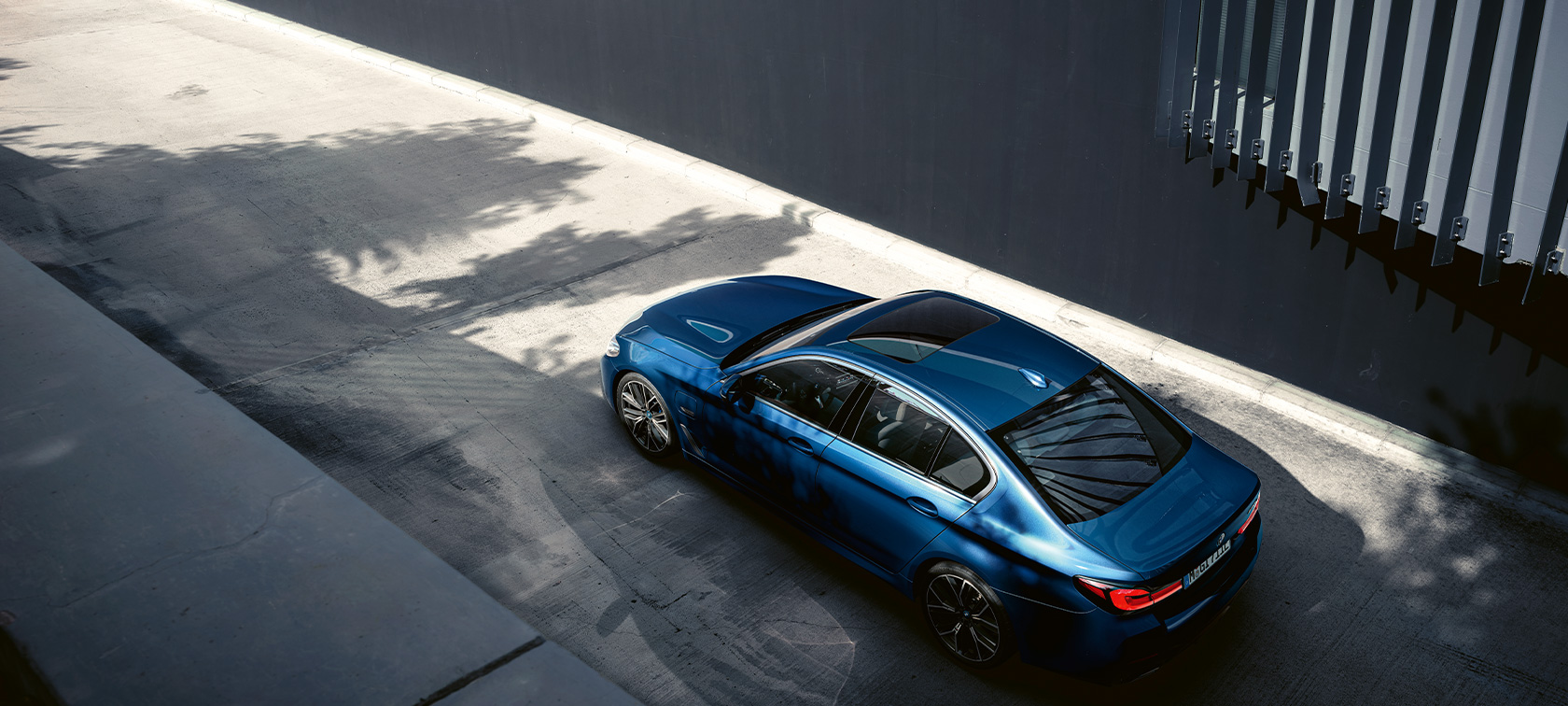 THE 5 G30 standing THE 5 G30 Facelift 2020 Phytonic Blue bird’s eye view standing