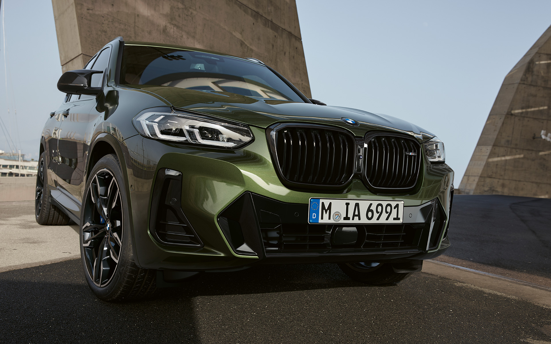 BMW X3 M40i G01 LCI Facelift Malachite Green metallic front view standing BMW X3 M40i G01 LCI Facelift Malachite Green metallic front view standing