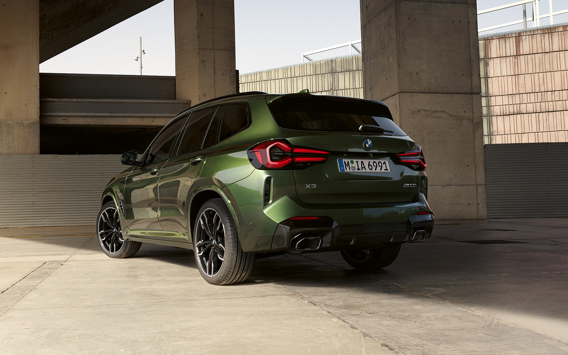 BMW X3 M40i G01 LCI Facelift Malachite Green metallic three-quarter rear view standing BMW X3 M40i G01 LCI Facelift 2021 Malachite Green metallic three-quarter rear view standing