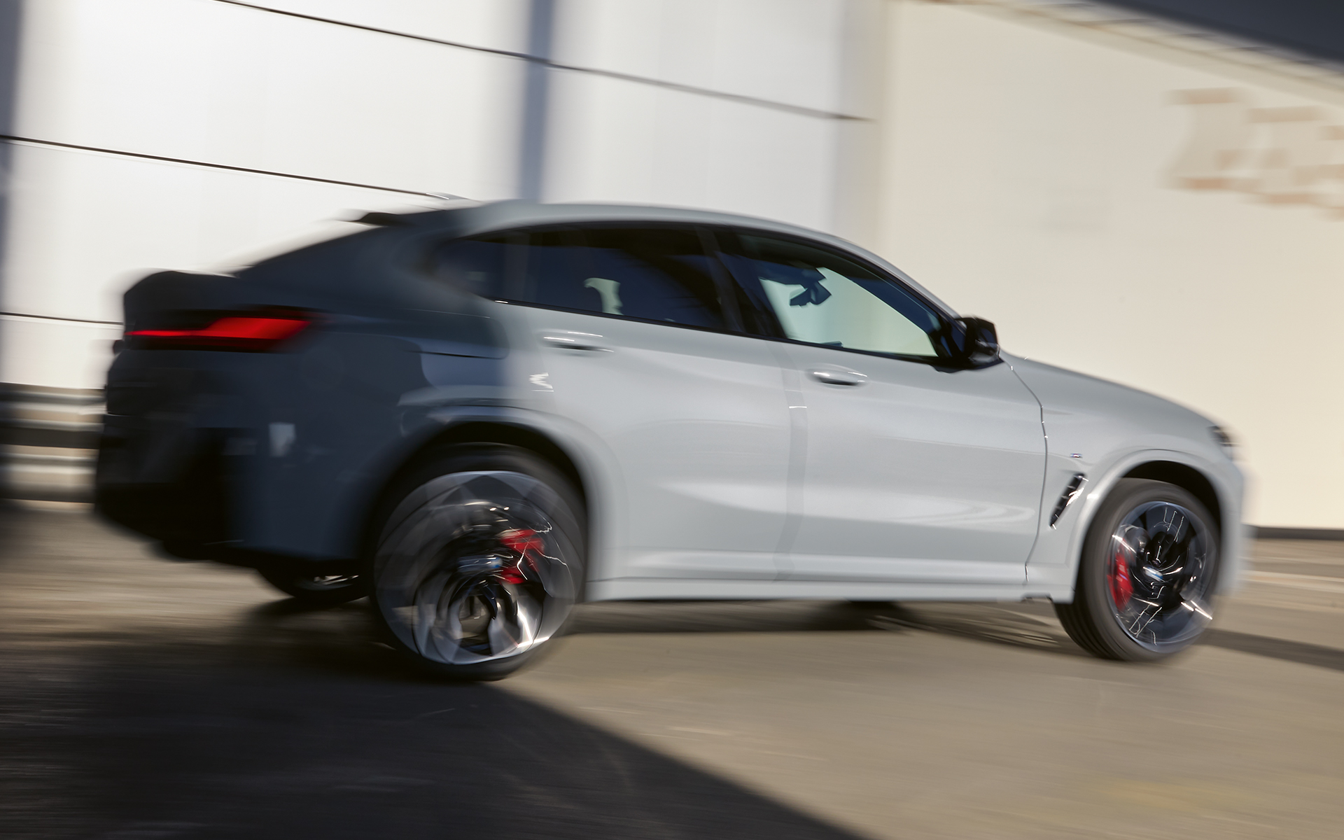 BMW X4 M40i G02 LCI 2021 Facelift side view half in the shade in front of a house entrance