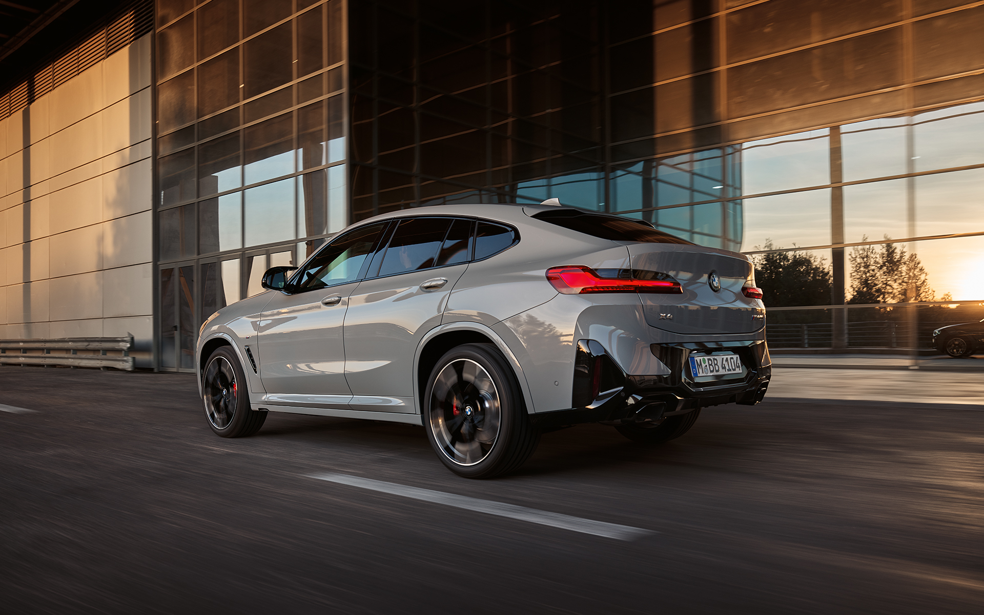 BMW X4 M40i G02 LCI 2021 Facelift side view in front of glossy wall