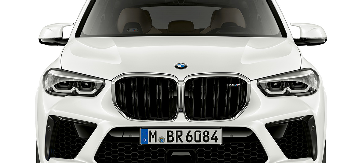 Front BMW X5 M M double kidney grille BMW X5 M Mineral white F95 front view