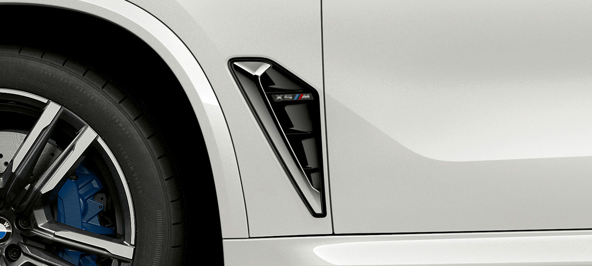 M gills BMW X5 M M gill BMW X5 M Mineral white F95 close-up