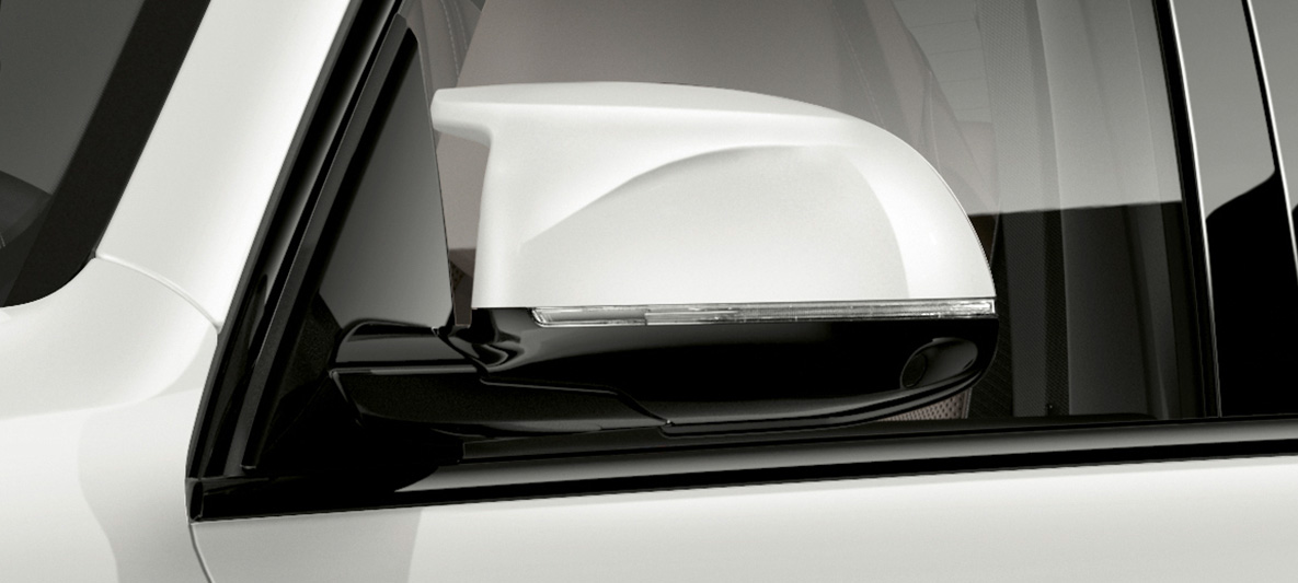 Mirror caps BMW X5 M Mirror caps BMW X5 M Mineral white F95 close-up
