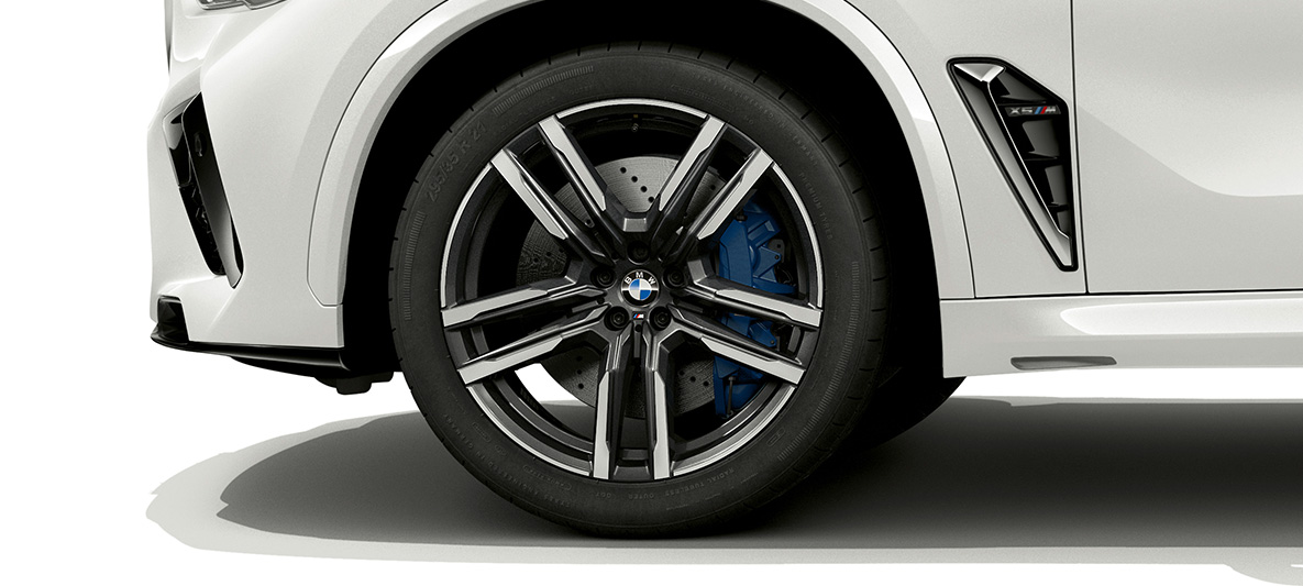 21-inch M light alloy wheels Bicolor Orbitgrey BMW X5 M 21-inch M light alloy wheels Bicolor Orbitgrey BMW X5 M Mineral white F95 close-up