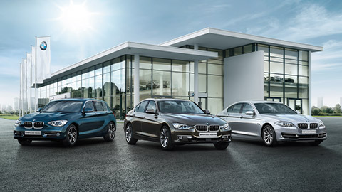 BMW vehicles standing in front of BMW dealer BMW X Series BMW vehicles standing in front of BMW dealer