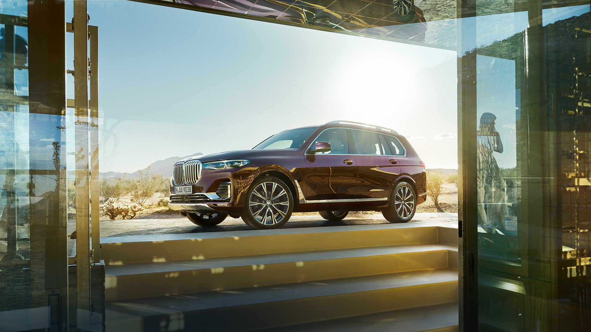 BMW Individual X7 xDrive40i, bird’s eye perspective BMW X7 in Ametrin Metallic standing from the bird’s eye perspective