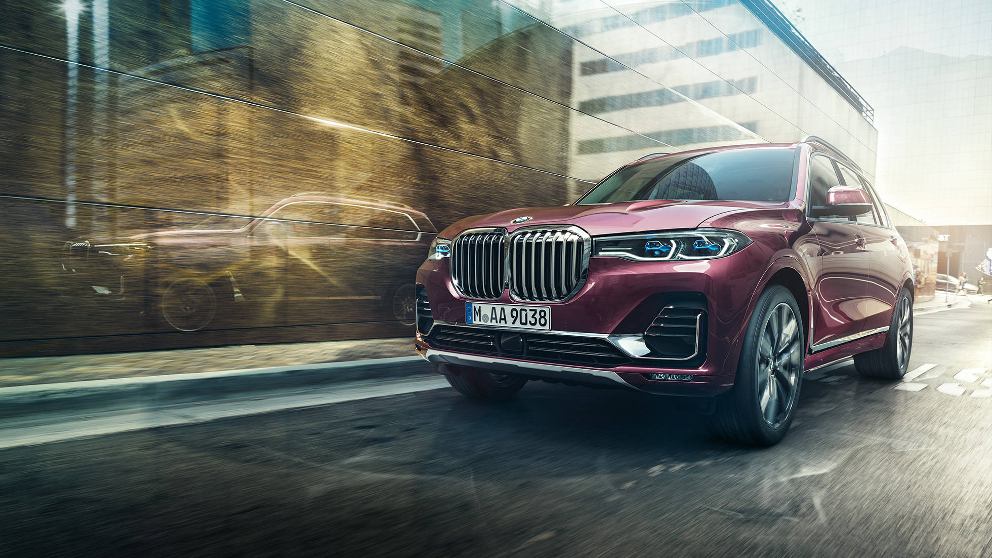 BMW Individual X7 40i xDrive, three-quarter front view Driving BMW X7 in Ametrin metallic from the three-quarter front view