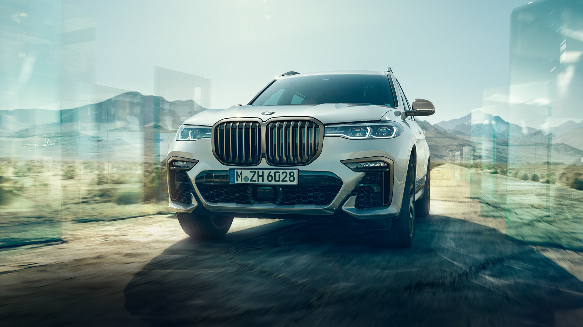 BMW X7 M50d, low-angle-shot BMW X7 M50d: oblique low-angle-shot of driving, white BMW X7