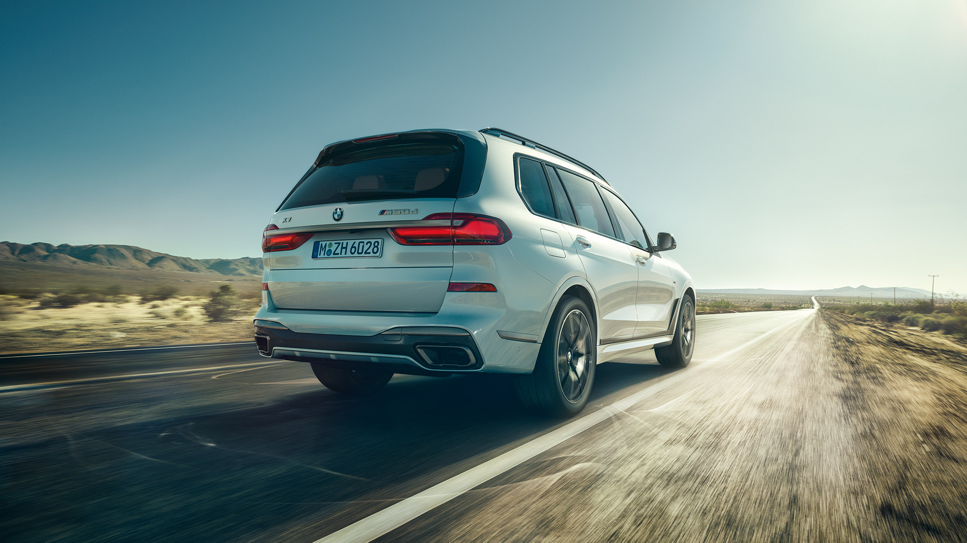 BMW X7 M50d, rear shot BMW X7 M50d: rear shot of the driving, white BMW X7